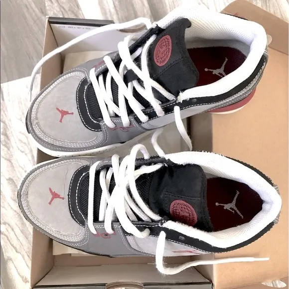 🏀Jordan Team ISO Low STEALTH/VRSTY RD-LT GRPHT-BLCK Hi-Top Sneakers Size: 4Y 👟