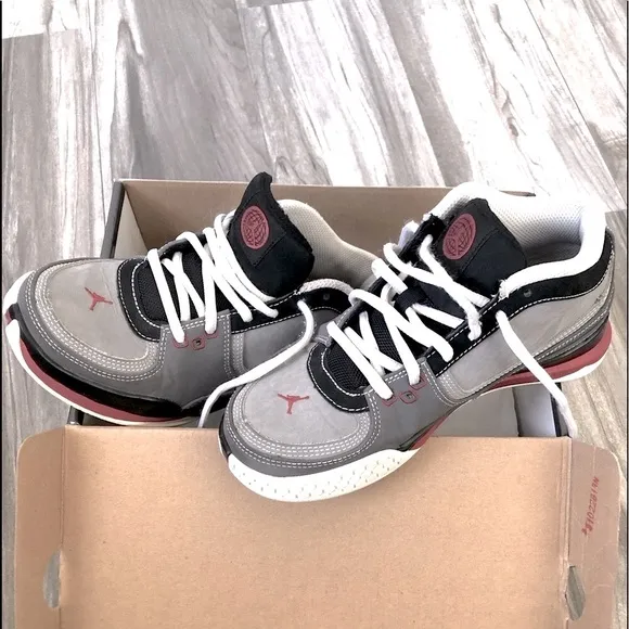 🏀Jordan Team ISO Low STEALTH/VRSTY RD-LT GRPHT-BLCK Hi-Top Sneakers Size: 4Y 👟