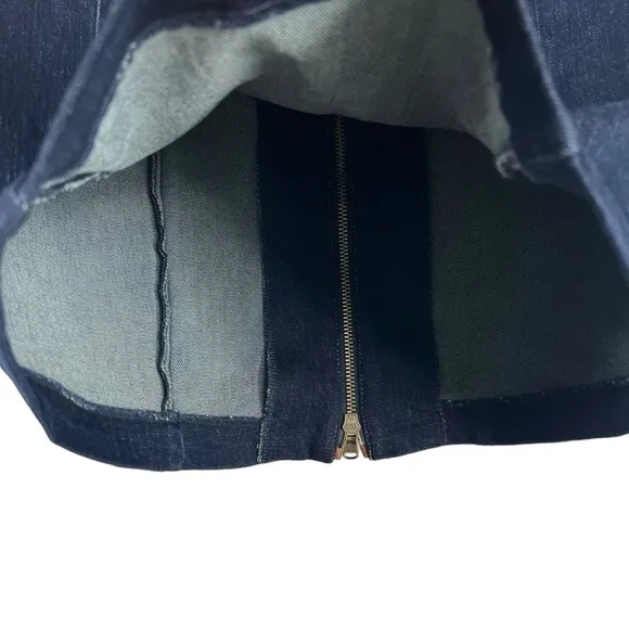 LAUREN RALPH LAUREN Light weight dark wash denim pencil skirt with leather trim