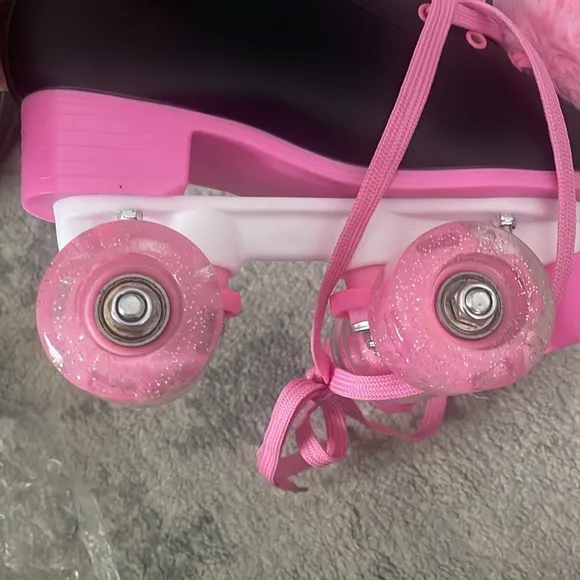 Ruthfo Girl's Classic Roller Skates with Light up Wheels NEW 2Y