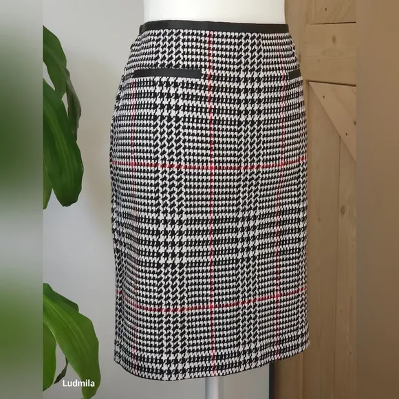 TALBOTS size 12P women's houndstooth knit skirt with faux leather trim. NWT