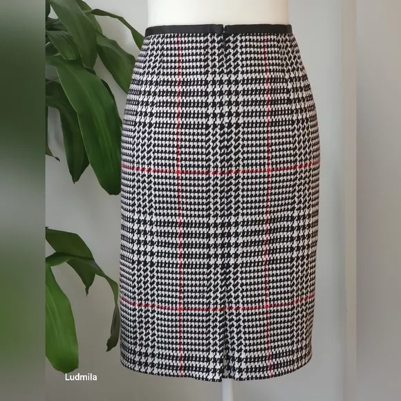 TALBOTS size 12P women's houndstooth knit skirt with faux leather trim. NWT
