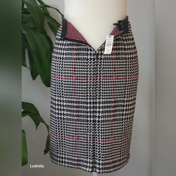 TALBOTS size 12P women's houndstooth knit skirt with faux leather trim. NWT