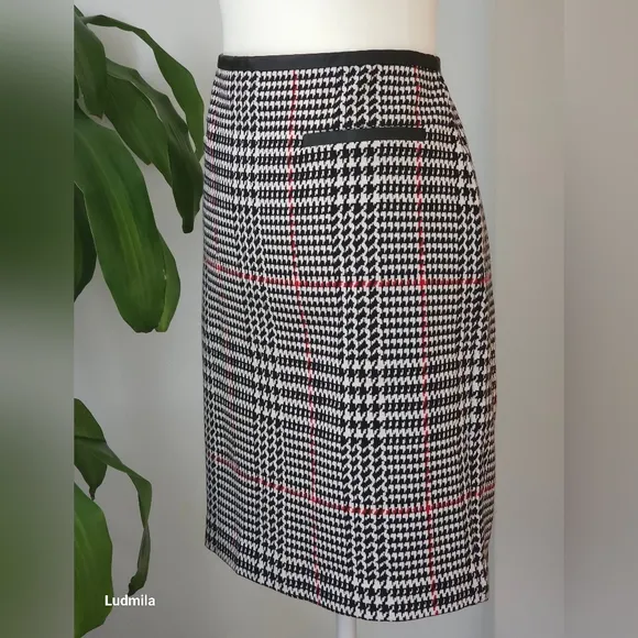 TALBOTS size 12P women's houndstooth knit skirt with faux leather trim. NWT