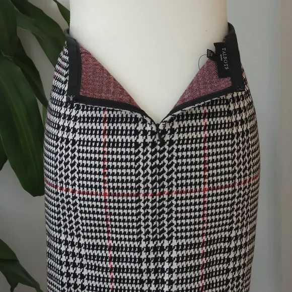 TALBOTS size 12P women's houndstooth knit skirt with faux leather trim. NWT
