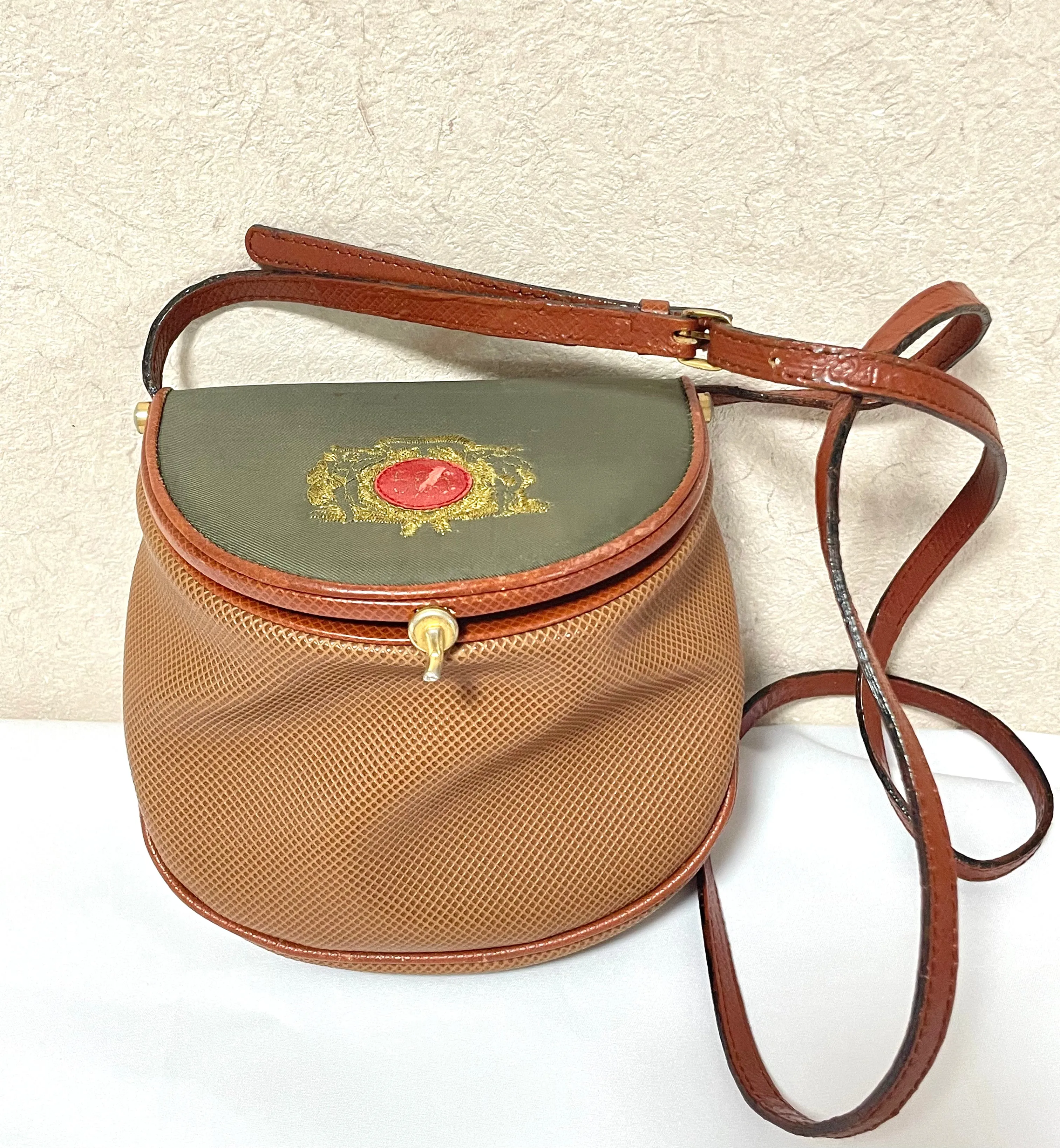 Vintage Bottega Veneta brown and khaki fisherman style shoulder bag with gold embroidery and red motif. No 585 of limited edition. 050409ya