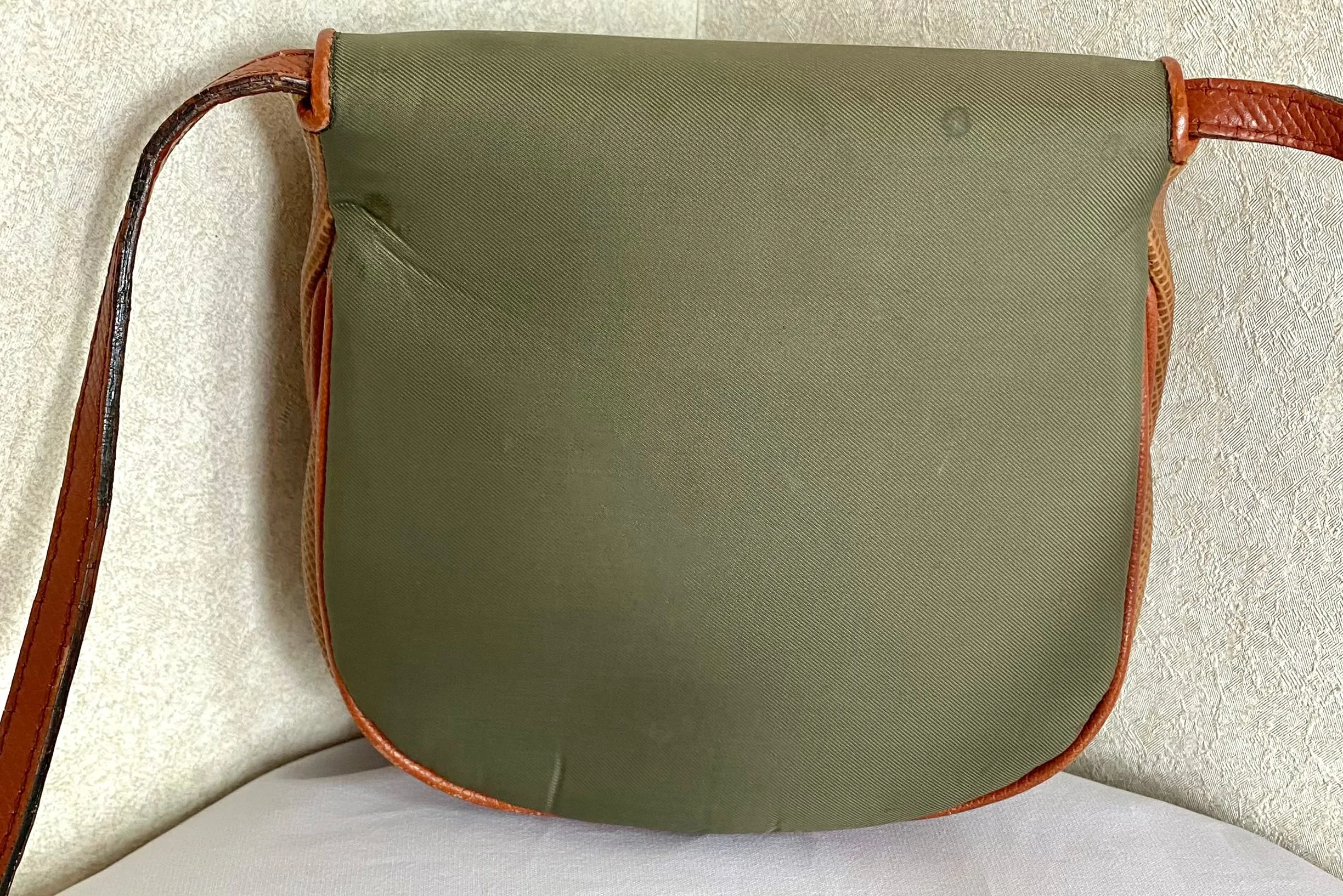Vintage Bottega Veneta brown and khaki fisherman style shoulder bag with gold embroidery and red motif. No 585 of limited edition. 050409ya