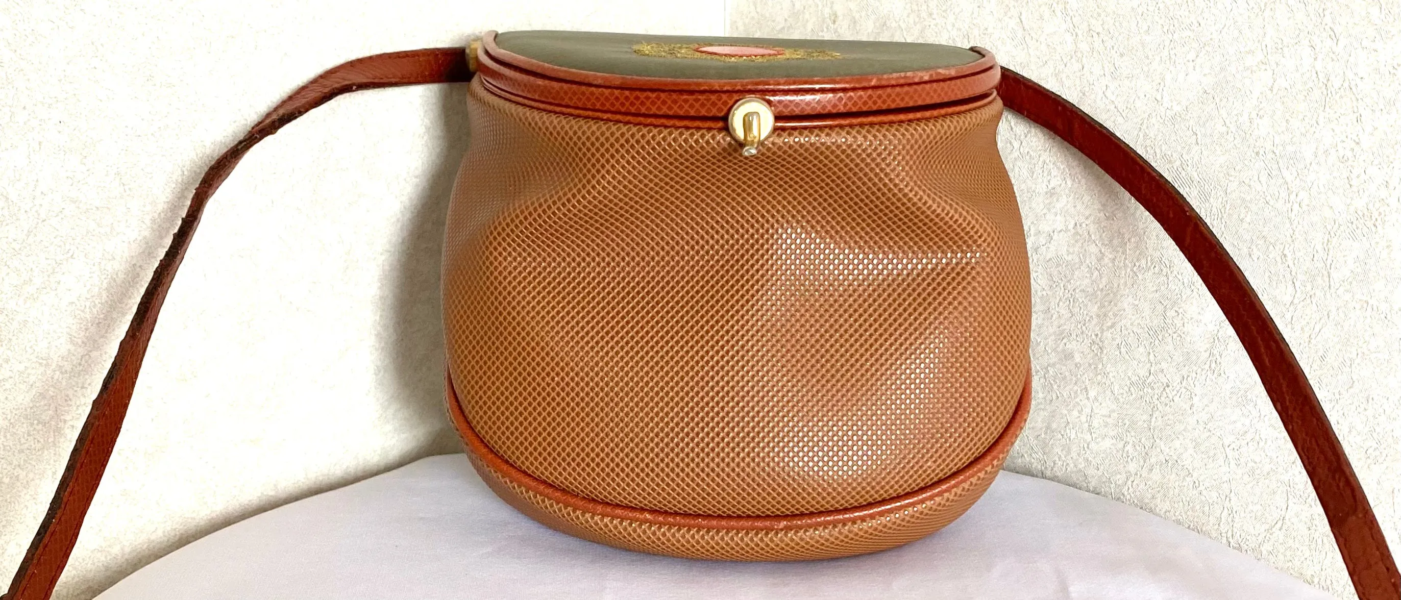 Vintage Bottega Veneta brown and khaki fisherman style shoulder bag with gold embroidery and red motif. No 585 of limited edition. 050409ya