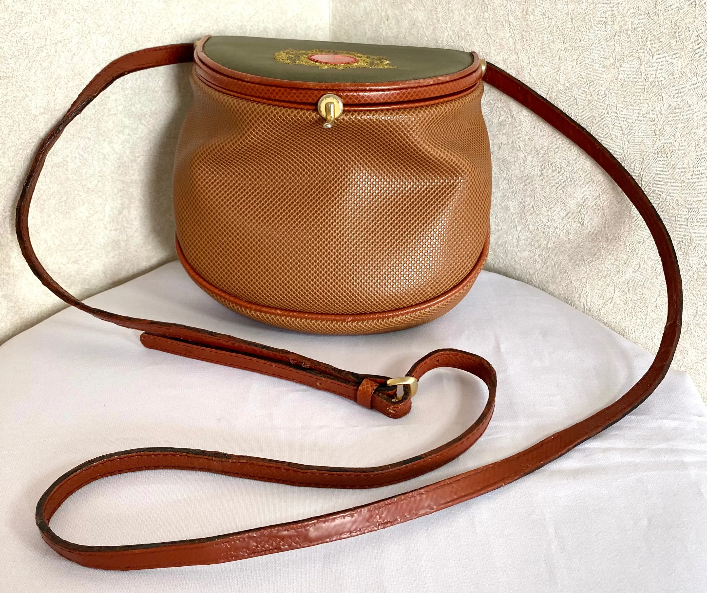 Vintage Bottega Veneta brown and khaki fisherman style shoulder bag with gold embroidery and red motif. No 585 of limited edition. 050409ya